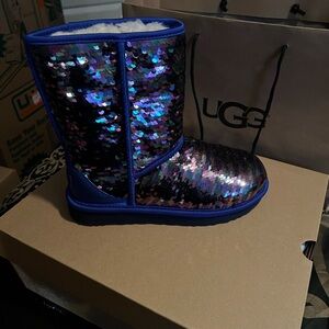 New AUTHENTIC blue Uggs boots. Come with bag and box.